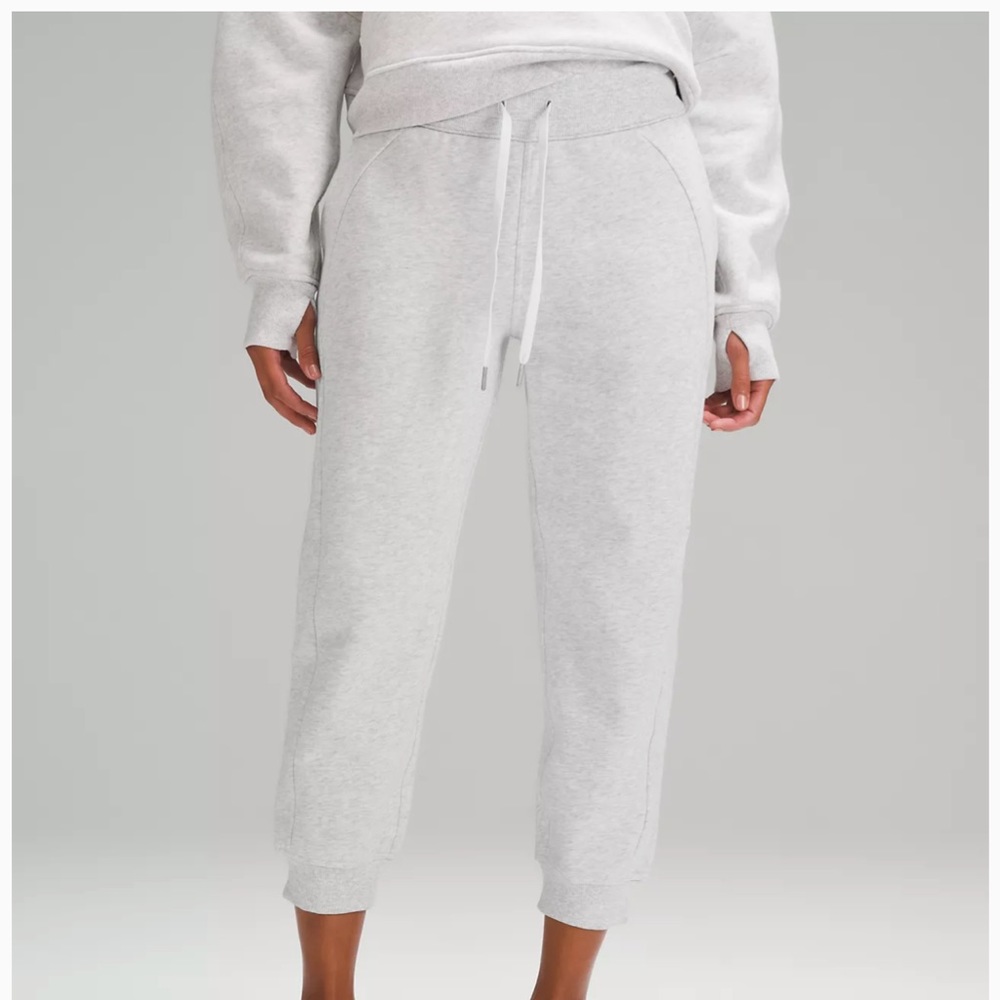 Lululemon Scuba Pant Cropped. Size 10, cream.